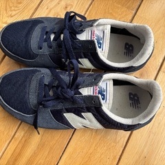 ニューバランスネイビースニーカーの画像