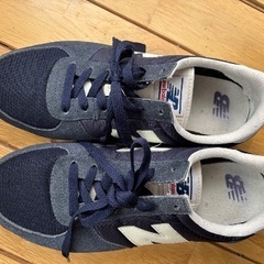 ニューバランスネイビースニーカーの画像