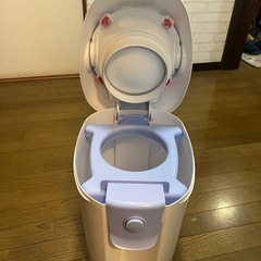 ピジョン　オムツ用ゴミ箱
の画像