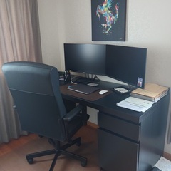非常に安い - 椅子付きのデスクセット一式 - すぐに売れるはずですの画像