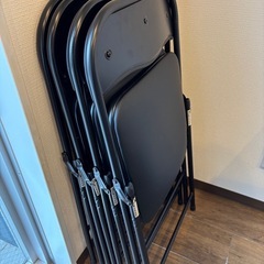 長方形テーブルとと未使用パイプ椅子4脚の画像
