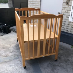 木製ベビーベッドの画像