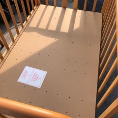 木製ベビーベッドの画像