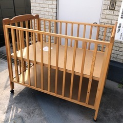木製ベビーベッドの画像
