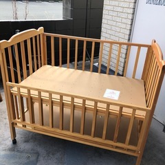 木製ベビーベッドの画像
