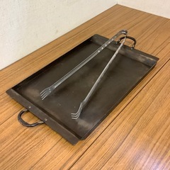 トングと鉄板の画像