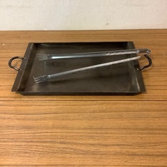 トングと鉄板の画像
