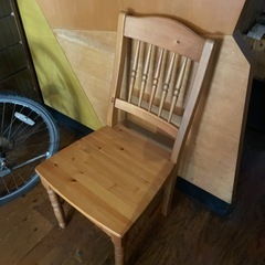 差し上げます　木の椅子の画像