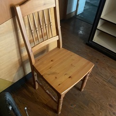 差し上げます　木の椅子の画像