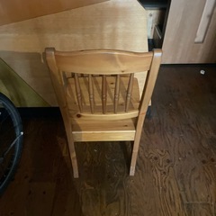 差し上げます　木の椅子の画像
