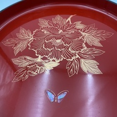 漆塗り 菊花蒔絵 蝶模様 丸盆の画像