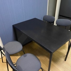 ダイニングテーブルと椅子4つの画像