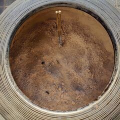 △ 火鉢 ひばち 灰入り 火箸 ひばし付き 高さ 32㎝ 直径 52㎝ 火箸に劣化によるサビと剥がれの画像