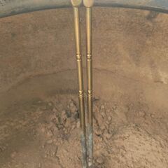 △ 火鉢 ひばち 灰入り 火箸 ひばし付き 高さ 32㎝ 直径 52㎝ 火箸に劣化によるサビと剥がれの画像