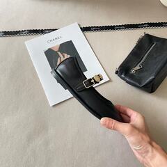 CHANEL マリージェーン パンプス ブラック レザー ゴールドバックルの画像