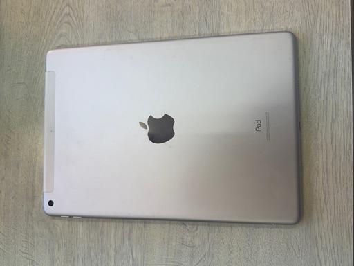 iPad シルバー 第7世代 32GB Wi-Fi + Cellularモデル　ケース充電器付き