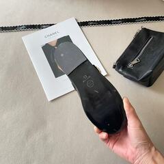 CHANEL マリージェーン パンプス ブラック レザー ゴールドバックルの画像