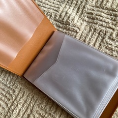 診察券　カードホルダー　10枚+1枚　外側（茶）約 11×8㎝　ビニール製の画像