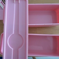 ピンクの弁当箱の画像