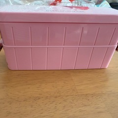 ピンクの弁当箱の画像