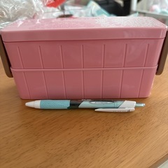 ピンクの弁当箱の画像