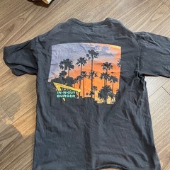 in N out T-shirt ２つ
の画像