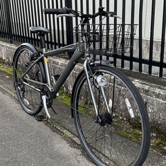 ＜整備済・美品車＞街乗りクロスバイク・アルミフレーム 28インチ・ガンメタ シマノ6段変速 鍵付き・カゴ/サドル/グリップ/プロテクター/ ワイヤー新品交換済・パンク無料修理券付で超お得品！の画像