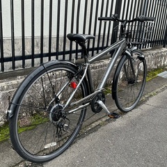 ＜整備済・美品車＞街乗りクロスバイク・アルミフレーム 28インチ・ガンメタ シマノ6段変速 鍵付き・カゴ/サドル/グリップ/プロテクター/ ワイヤー新品交換済・パンク無料修理券付で超お得品！の画像