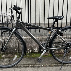 ＜整備済・美品車＞街乗りクロスバイク・アルミフレーム 28インチ・ガンメタ シマノ6段変速 鍵付き・カゴ/サドル/グリップ/プロテクター/ ワイヤー新品交換済・パンク無料修理券付で超お得品！の画像