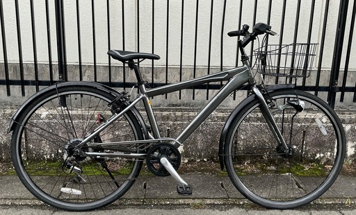 ＜整備済・美品車＞街乗りクロスバイク・アルミフレーム 28インチ・ガンメタ シマノ6段変速 鍵付き・カゴ/サドル/グリップ/プロテクター/ ワイヤー新品交換済・パンク無料修理券付で超お得品！