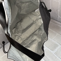【新品】DAROSSD ランチバッグ お弁当袋 巾着バッグ 保冷  サイズM 大容量 無地 黒の画像