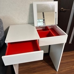 白のドレッサーの画像
