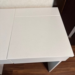 白のドレッサーの画像