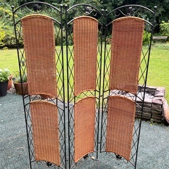 鉄製籐編み衝立（パーティション）の画像