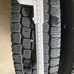 12インチの軽トラック用マルチホイール付きスタッドレスタイヤ4本の画像
