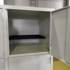 ジャングル×2和泉大型良品館　8人用ロッカー　鍵あり　事務用品　休憩室　【R113】の画像