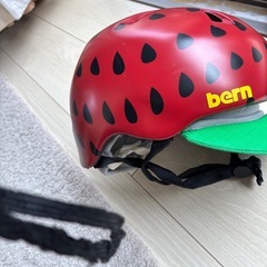 bern 子ども用いちご柄ヘルメットの画像