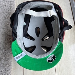 bern 子ども用いちご柄ヘルメットの画像