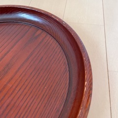 お盆 木製 木目 赤茶色 トレイ 円形の画像