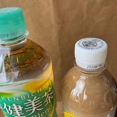 ①コカコーラ爽健美茶ジョージアCoffeeブラックカフェラテの画像