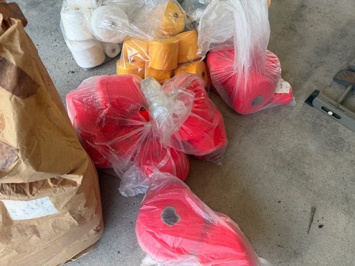 ミシン台モーター付き3台ととミシン糸まとめてお引き取りいただけるか