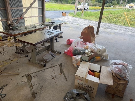 ミシン台モーター付き3台ととミシン糸まとめてお引き取りいただけるかた方