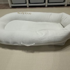 DockATot Deluxe ホワイト ベビーベッドの画像