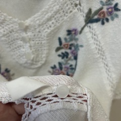 【同梱¥0】白レーストップス　花柄刺繍つきの画像