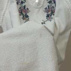 【同梱¥0】白レーストップス　花柄刺繍つきの画像