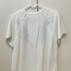 【同梱¥0】白レーストップス　花柄刺繍つきの画像