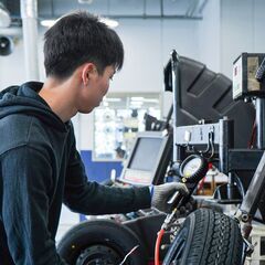 【正社員】ピットスタッフ（自動車整備士）／年間休日120日以上！残業ほとんどなし！の画像