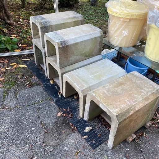 今月中の出品。U字溝複数