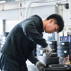 【正社員】ピットスタッフ（自動車整備士）／年間休日120日以上！残業ほとんどなし！の画像