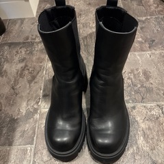 ZARA サイドゴアブーツ トラックソールの画像